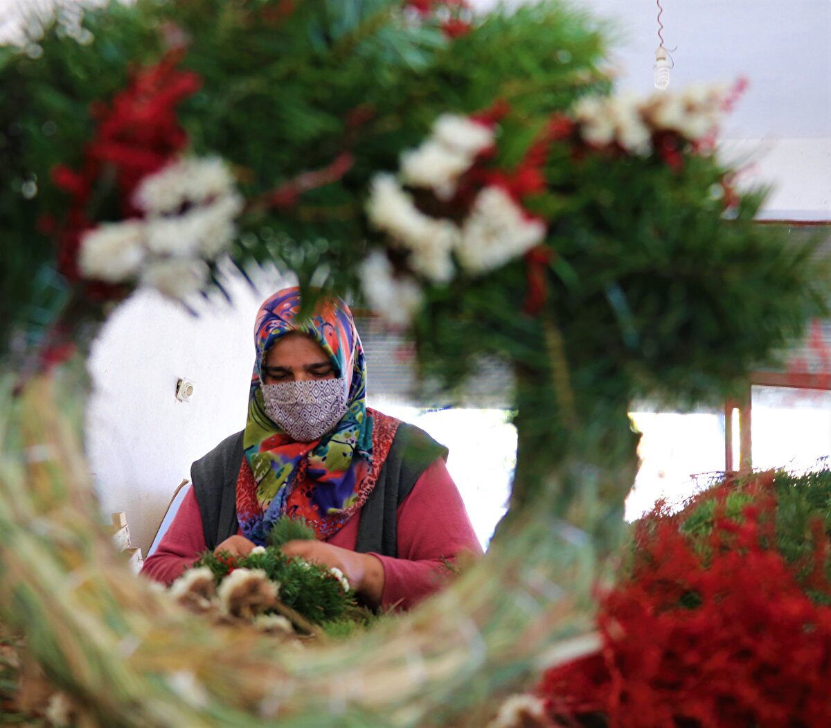 Beldede faaliyet gösteren bir ihracatçı firmanın yetkilisi Fatih Yüce, yaklaşık 2 bin 200 kişinin yaşadığı beldede halkın yüzde 90'ının bu işle ilgilendiğini söyledi.<br><br>