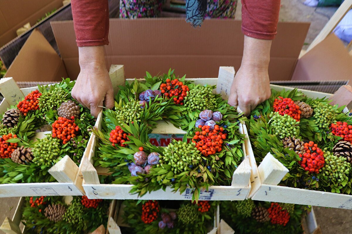 Ayşe Düz, çocukluğundan beri çelenk yaptığını, bir ayda 10 bin lira kazanan kadınların olduğunu kaydetti.<br><br>