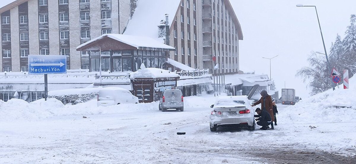 Monte Baia Otelin genel Müdürü Erdem Başarır, Uludağ`ın bu yıl muhteşem bir kışa başladığını belirterek, "Son 4-5 yıldır maalesef yışlbaşından 4-5 gün önce kar yağıyordu. Yılbaşını karsız geçirdiğimiz yıllarımızda oldu. Ama bu yıl gördüğünüz gibi 50 santimetreye yakın karımız var. Uludağ`da önümüzdeki 3 gün boyunca da kar yağışı bekleniyor. Özellikle önümüzdeki hafta aşırı kar yağışı gözüküyor. Yılbaşında bol karlı olarak misafirlerimizi bekliyoruz. Son bir haftadır 20 ile 30 oda arasında rezervasyon alırken, kar yağışıyla birlikte günlük 70-80 oda sayına ulaştı. Bu durumda hem Uludağ`daki otelcilerimizi, hem de misafirlerimizi mutlu etmeye yetiyor" dedi.<br>