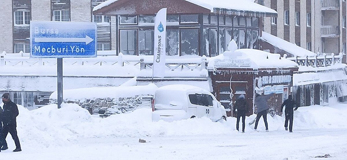 Dün geceden itibaren hiç durmadan aralıksız çalışan Karayolları ve Bursa Büyükşehir Belediyesine bağlı ekipler Uludağ`ın gece kapanan yollarını açtı.<br>