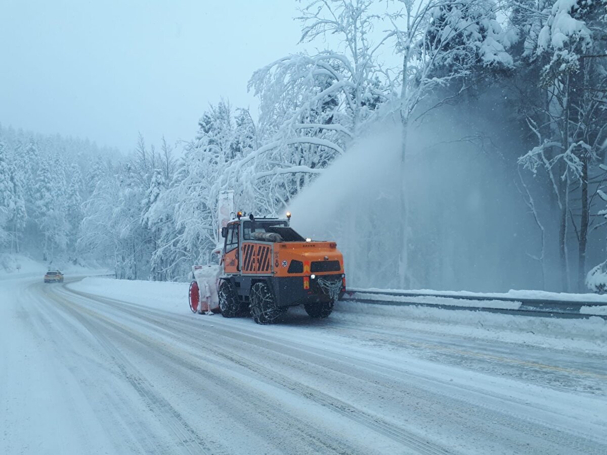 Uludağ`da jandarma ekipleri araçlarına zincir takmayan sürücüleri geri çevirdi.<br>