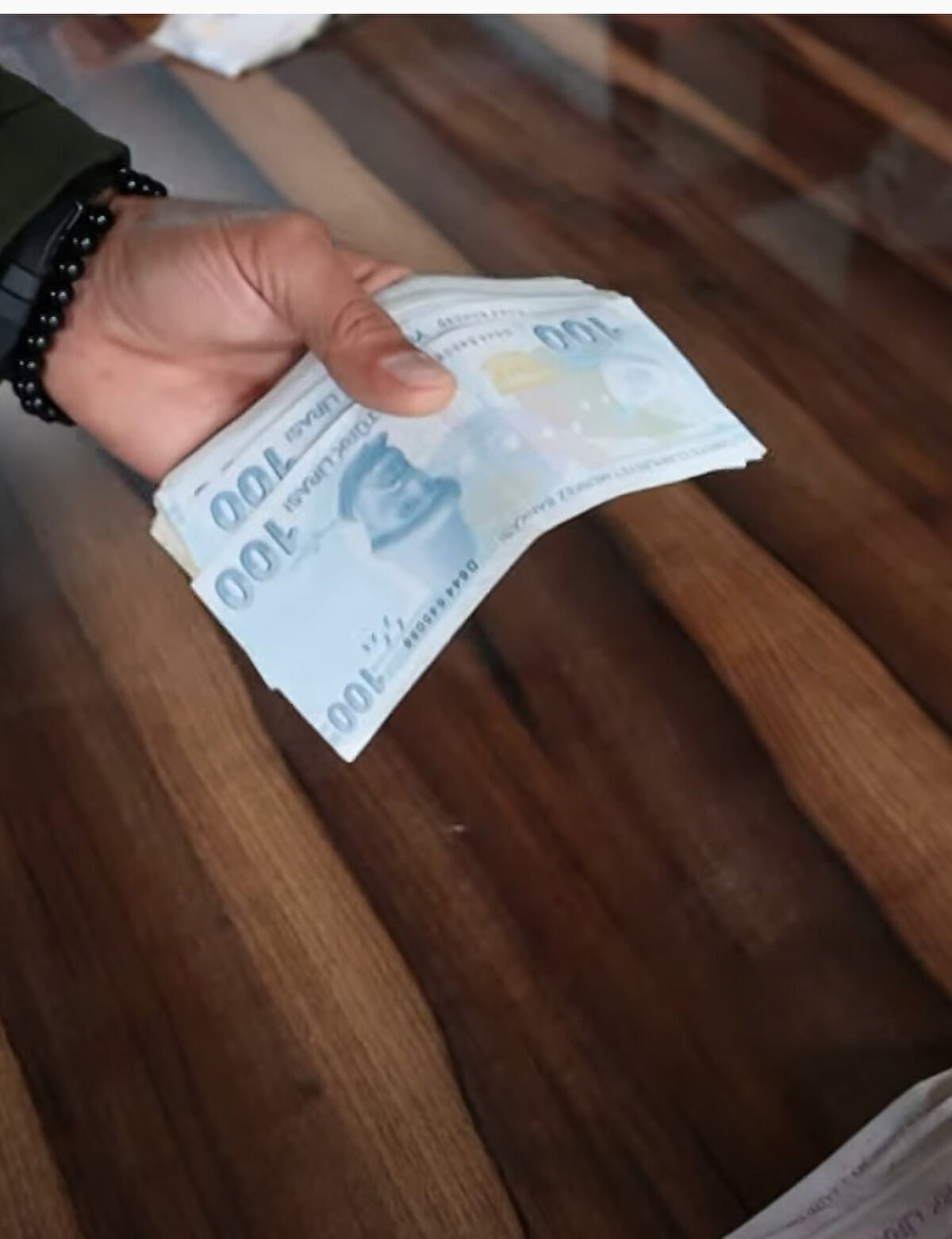 Tutanakla paralara el konulurken, Bekir T. hakkında 'Kabahatler kanunu' kapsamında işlem yapıldı.