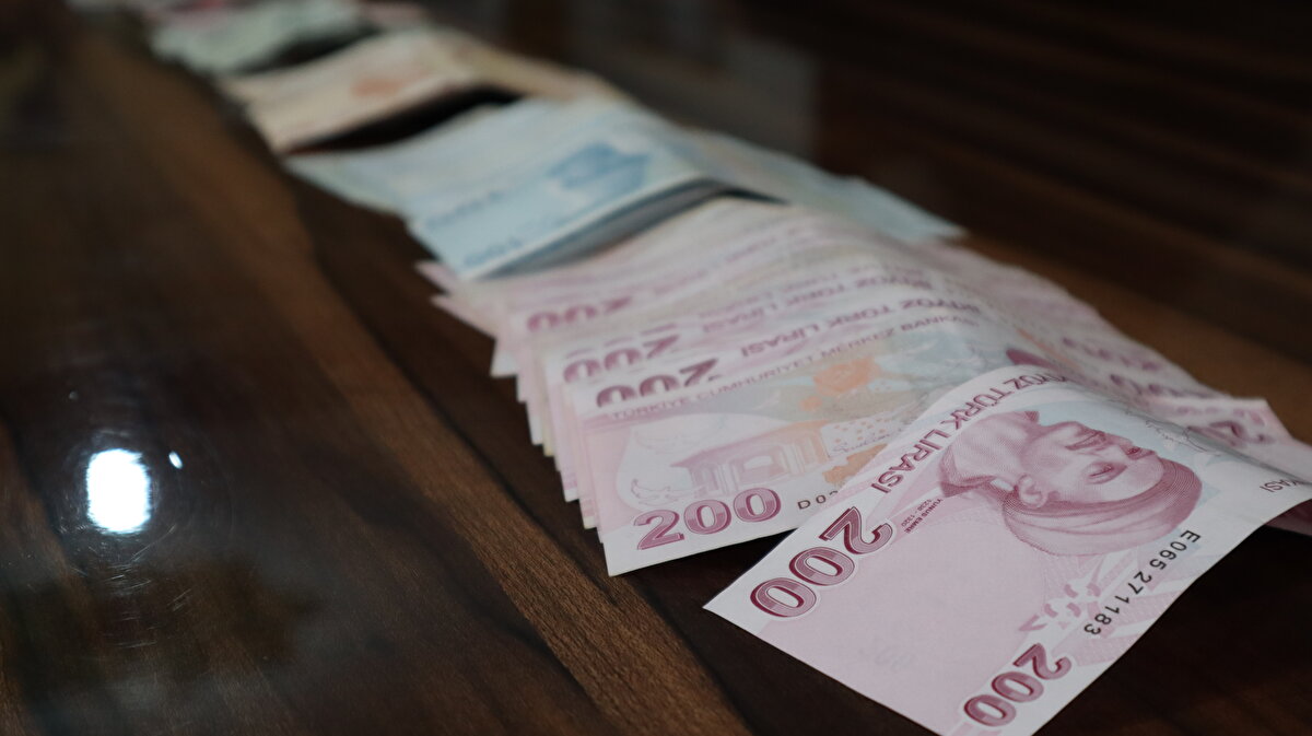 Burada Bekir T.'nin üzerinde yapılan aramada 11 bin 810 lira para çıktı.