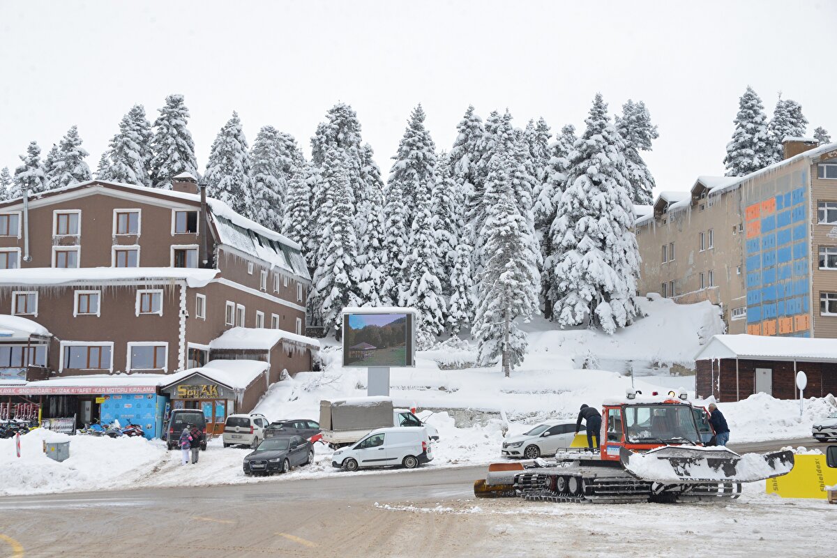 Meteoroloji Genel Müdürlüğü'nden alınan bilgilere göre, Uludağ'da önceki gün akşam saatlerinde başlayan kar yağışının, 23 Aralık Perşembe gününe kadar etkisini sürdürmesi bekleniyor. 