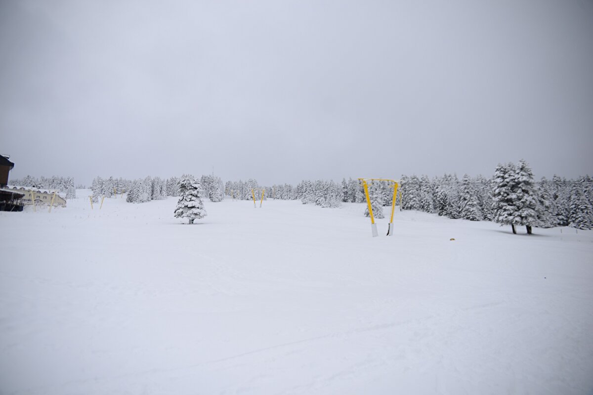 Uludağ'da yeni sezon hazırlıklarını tamamlayarak, geçtiğimiz hafta hizmet vermeye başlayan oteller de yılbaşı hazırlıkları aralıksız devam ederken, kar pistlerinin de bu hafta sonundan itibaren kayakçılarla dolması bekleniyor. 