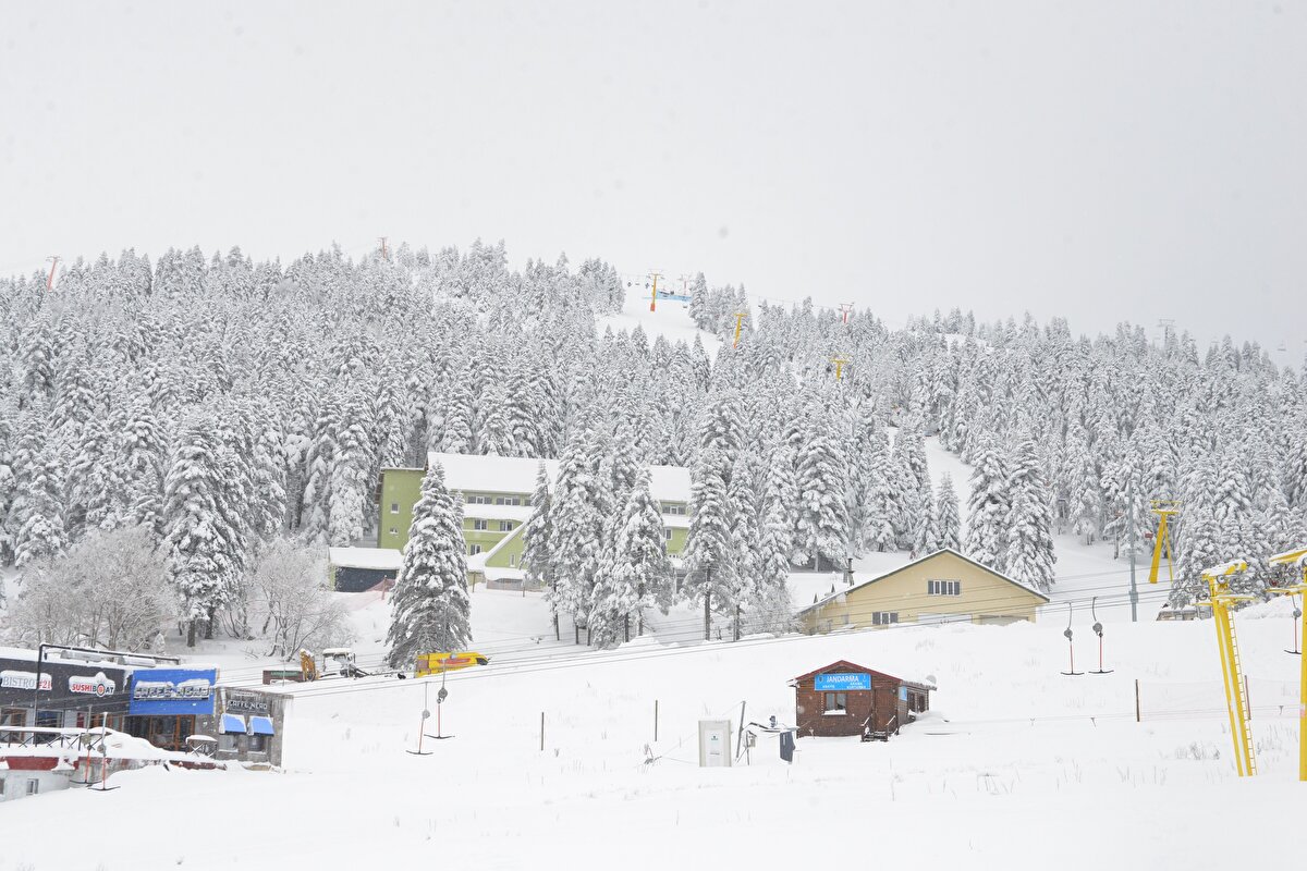 Soğuk ama, atmosfer çok güzel olduğu için sorun olmuyor. Gayet güzel. Arkadaşlarımızla eğleniyoruz. 