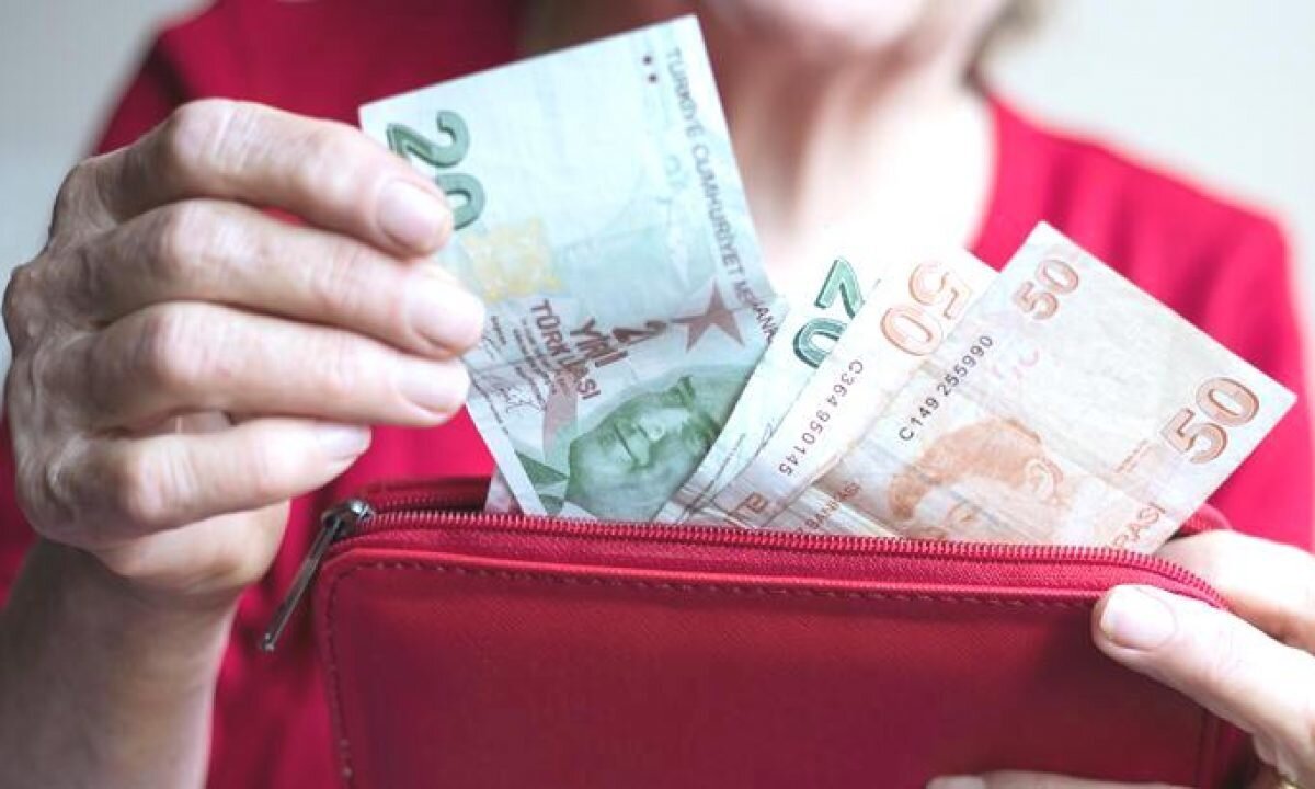 2020 yılı için belirlenen asgari ücret, brüt 2 bin 943 TL, net 2 bin 324 TL'ye yükseltildi. Böylece geçen yıla oranla net asgari ücret yüzde 15,03 oranında artmış oldu.2021 yılında 2002'den beri yüzde bin 622 oranında zamlanan asgari ücret son olarak 2 bin 825 TL'ye yükseltildi.2022 yılında ise geçen yıla oranla bin 428 lira artırılıp, 4 bin 253 lira olarak belirlendi. Kaynak: Ensonhaber.com