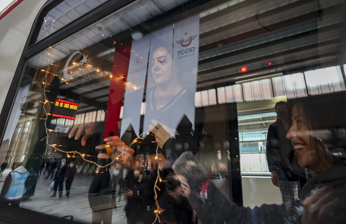 Bakan Karaismailoğlu, seferlere corona virüs nedeniyle ara verdiklerini anımsatarak, "Bugün Turistik Doğu Ekspresi'nin bu zorunlu molasını bitiriyoruz. Çok şükür aşılama çalışmalarında yakaladığımız hızla, tedbiri de elden bırakmadan Turistik Doğu Ekspresi'ni ülkemizin güzelliklerini tanıtmak üzere tekrar raylara döndürüyoruz. Turistik Doğu Ekspresi, bize tarihimizi ve kültürümüzü hatırlatmak, inci tanesi gibi Anadolu'ya serpilen dünya güzeli köylerimizi, kasabalarımızı tanıtmak için yeniden yollara düşüyor. Ankara'dan Kars'a uzanan bir serüven var. Anadolu'nun eşsiz tarihi ve coğrafyasında geçen bir yolculuk. Turistik Doğu Ekspresi, bin 300 kilometrelik parkurunu yaklaşık 31,5 saatte tamamlıyor ve hem vatandaşlarımıza hem de ülkemize gelen konuklarımıza eşsiz bir gezi ve manzara şöleni sunuyor" diye konuştu.<br><br>