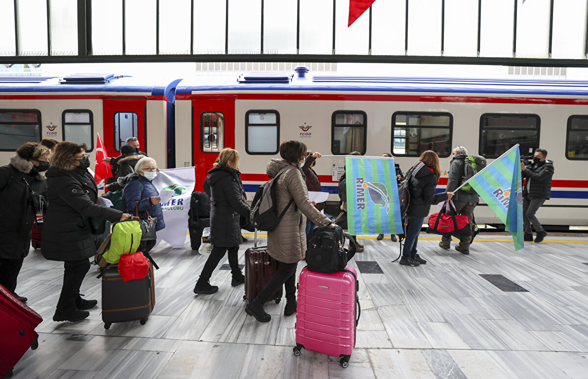 Seyahat severlerin merakla beklediği Doğu Ekspresi, yaklaşık 21 ay sonra seferlerine yeniden başladı.<br><br>