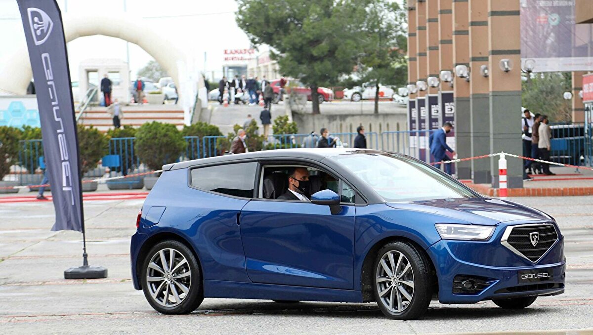 Otomotiv sektörünün son dönemde küresel bazda büyük bir değişim ve dönüşümden geçtiğini vurgulayan Günsel, “Elektrikli otomobillerde kartların yeniden dağıtıldığı, oyunun tekrar başladığı bir dönemdeyiz. Bu açık kapıdan biz de KKTC olarak, tüketen değil üreten olarak dünyaya katma değer yaratan bir ülke olmayı hedefledik.” ifadelerini kullandı.<br>