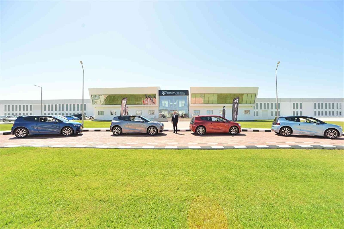 Yakın Doğu Üniversitesi tarafından tasarlanan, geliştirilen ve üretilen Kuzey Kıbrıs Türk Cumhuriyeti’nin (KKTC) ilk yerli otomobili GÜNSEL, İngiltere’nin başkenti Londra’da otomobil severlere tanıtıldı.<br>