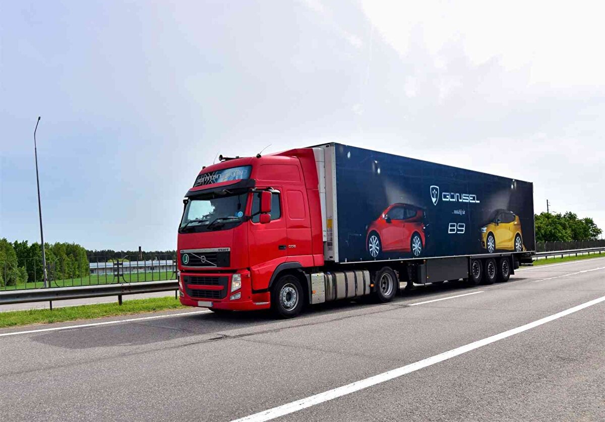 Aracın pek çok parçasının Türkiye’deki tedarikçilerden sağlandığını aktaran Günsel, 40’ın üzerinde ülkeden 800 tedarikçi ile çalışıldığını belirtti.<br><br>Yerli otomobil çalışmalarında elde edilen başarı nedeniyle dünyanın ilgisinin adaya yöneldiğine işaret eden Günsel, “GÜNSEL’in tasarımı, mühendisliği tamamen Kuzey Kıbrıs Türk Cumhuriyeti’ne ve Türk dünyasına aittir.” diye konuştu.