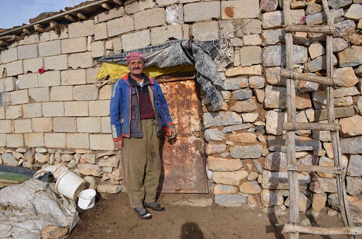 Beslenme şekli nedeniyle hiç hastalanmadığına da vurgu yapan Aslan, "Kuraklık nedeniyle bu sene fazla yem ve saman toplayamadık, topladığımız yemler de çürüdü. Bu dağ başında tek başıma kalıyorum. Doğal beslendiğim için bugüne kadar hiç hastalanmadım. Bazı hayvanlarım var, onlarla beraber kaldığım için çok mutluyum. Buradan da aileme selam gönderiyorum." dedi.<br><br>