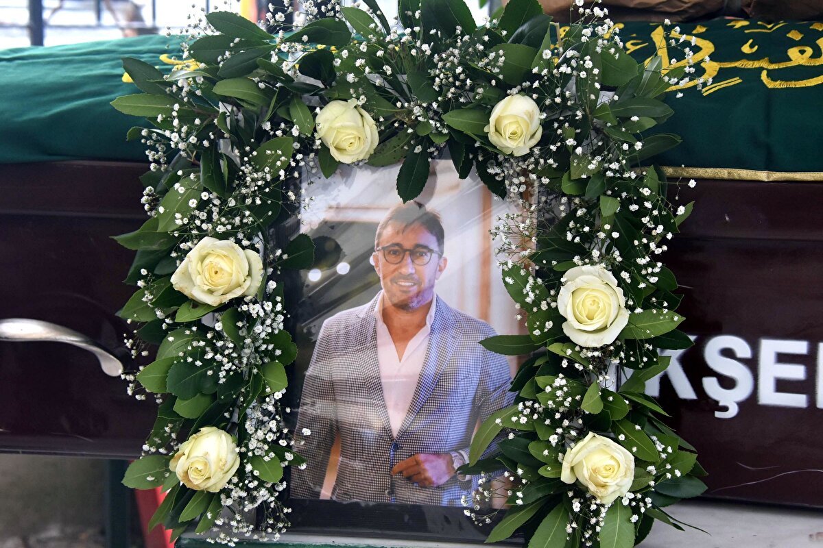 O kadar mutluydum ki arabada şarkı söylüyordum. Her şey üç saniyede oldu bitti. Fiziksel olarak yaşıyorum evet ama hayat arkadaşımı, aşkımı, meleğimi, diğer yarımı kaybettim."<br><br>