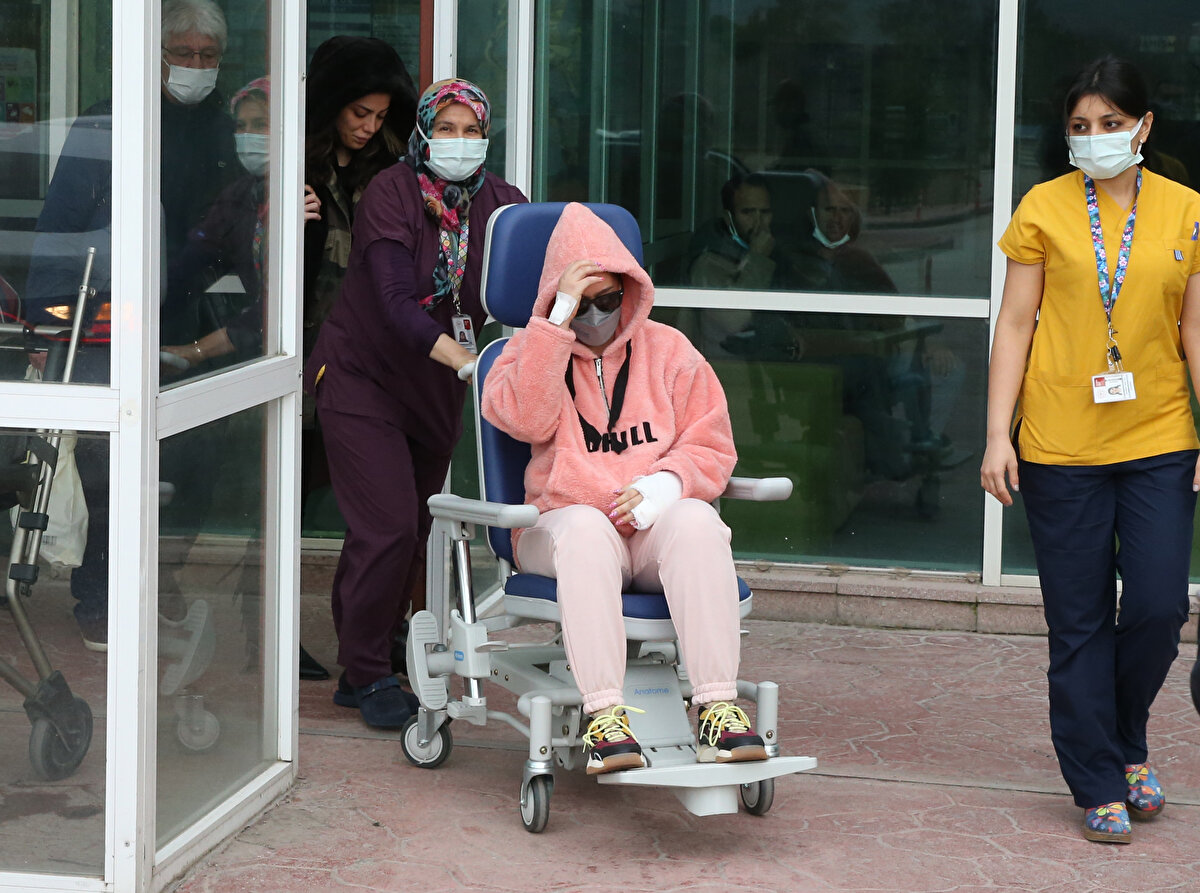 Hepsi grubuyla adını duyuran ve sonrasında yoluna tek başına devam eden başarılı şarkıcı Gülçin Ergül, bir radyo programına katılmak üzere sevgilisi Erdal Şeyda Lafçı ile İzmir'den İstanbul'a giderken trafik kazası geçirdi.<br><br>