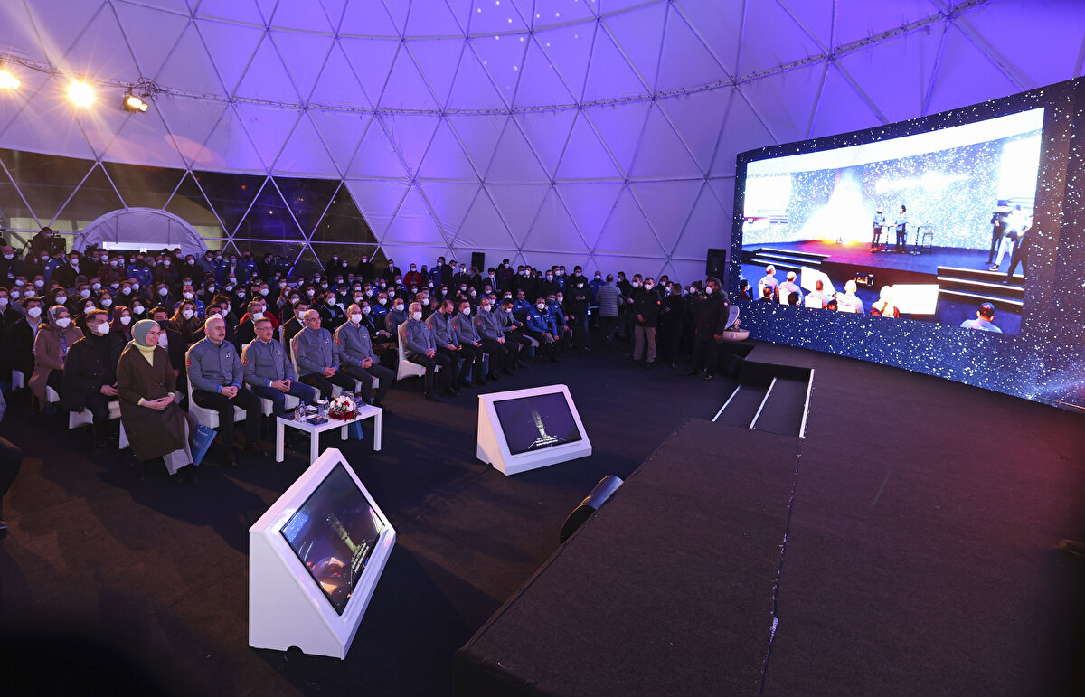 Türkiye'nin yanı sıra Orta Doğu'nun tamamı, Basra Körfezi, Kızıldeniz, Akdeniz, Kuzey ve Doğu Afrika, Nijerya, Güney Afrika ve yakın komşu ülkeleri içeren geniş kapsama alanında hizmet verecek Türksat 5B, frekansın tekrar kullanımı ve çoklu hüzme kapsama konseptlerinin kullanıldığı Ka-Bant faydalı yüküyle toplamda 55 Gbps'den daha fazla veri iletim kapasitesi sağlayacak.<br><br>