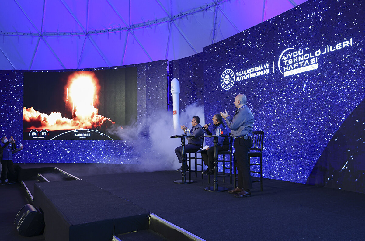 İkisini de birleştirdiğimizde çok daha güçlü bir Türkiye’yi gelecekte göreceğiz. Sayın Bakanımız da söylediği gibi gençler geliyor. ASELSAN, TUSAŞ, ROKETSAN, Uzay Ajansımız aynı şekilde. Aya sert iniş sonrasında yumuşak iniş derken aslında uzay istasyonuna kadar giden bir yolculuğumuz var. Bu anlamda geleceğimiz güzel görünüyor. Kararlı bir şekilde ilerleyeceğiz.”<br><br><br>
