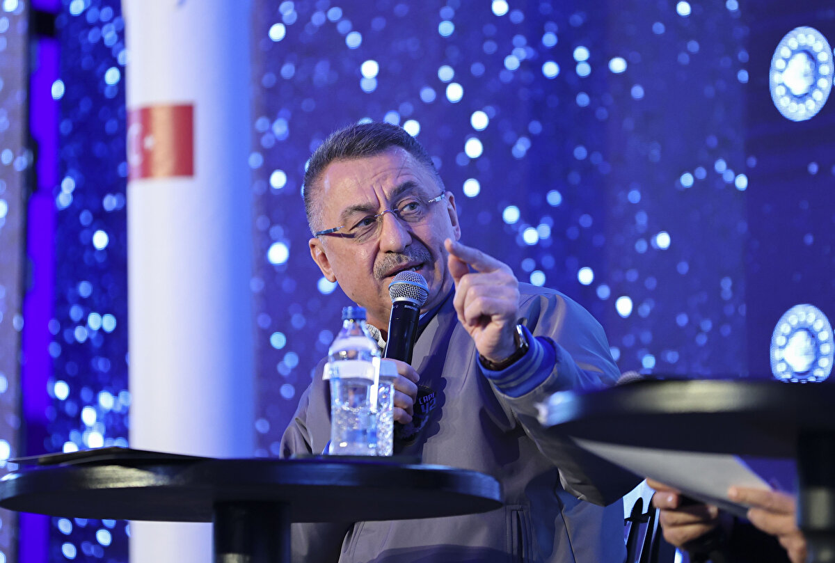 Cumhurbaşkanı Yardımcısı Oktay ise Cumhurbaşkanı Erdoğan’ın TEKNOFEST gençliği olarak adlandırdığı gençliğin ilkokuldan itibaren teknolojiyle iç içe olan gençlik olduğunu bildirerek şunları söyledi: <br><br>“Sadece dışarıdan aldığınız teknoloji transferiyle sürdürülebilir kılmak mümkün değil. Özgün anlamda gençlerinize bunu aşılamadığınız zaman, onlar inanmadığı sürece olmaz. Şimdi inan bir gençlimiz var. Hem de çocukluk çağından itibaren bizin geleceğe çok daha pozitif bakmamızın sebeplerinden birisi bu. Güçlü bir liderliğimiz var.