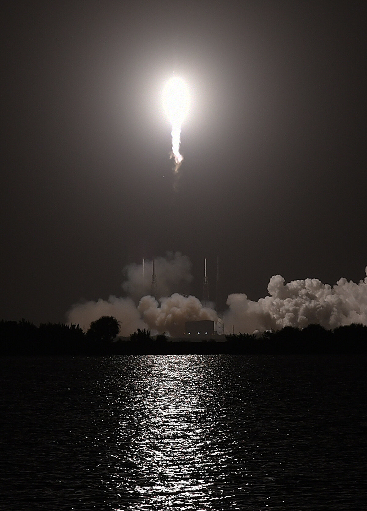 Bugün Türkiye ve Türk milleti adına bir gurur anına daha şahit olmanın heyecanını yaşadıklarını belirten Erdoğan, "Ülkemizin en güçlü ve en yüksek kapasiteli haberleşme uydusu olan Türksat 5B'yi uzaya fırlattık. Bu uydu projemizde de SpaceX firmasının Falkon 9 roketini tercih ettik. Sayın Musk'ı ve SpaceX firmasını, Türkiye karşıtı lobilerin şantajına ve baskısına boyun eğmedikleri için şahsım, milletim adına tebrik ediyorum. Türksat 5B uydumuz 42 derece doğu yörüngesinde hizmet veren ve televizyon yayıncılığının yükünü taşıyan Türksat 3A ve Türksat 4A uydularına yedeklik yapacaktır" ifadelerini kullandı. <br><br>