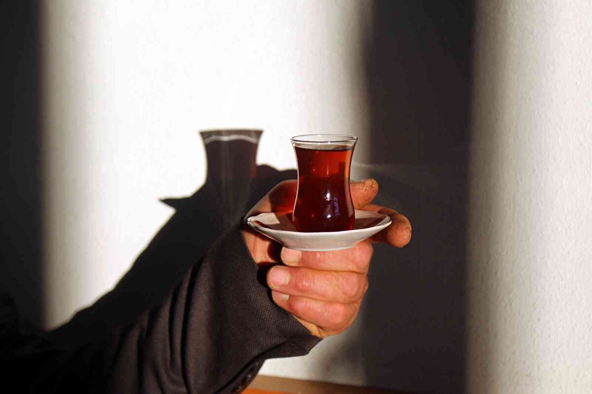 Çay güzel olursa 100 bardağı bulduğunu dile getiren Soydaş, “Günün 24 saatinde benim için en önemli şeylerden birisi çay. Çay güzel olursa 100 bardağı bulduğum oluyor. Muhabbet arasında saatlerde çay içtiğimiz var. Ailem benim çay içmeme karışmaz, çayımı demleyip önüme koyarlar ben kendim doldurur kendim içerim” dedi.<br><br>