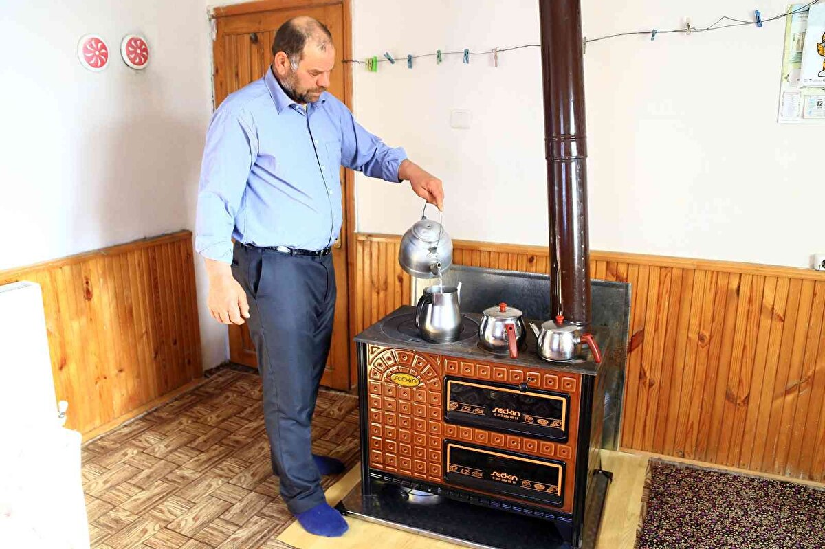 Merkeze bağlı Yenice köyünde çiftçilik yapan Soydaş’ın en büyük tutkusu çay içmek. Evinde, köy konağında ve hayvanlarını beklemek için gittiği dağda sürekli çay içen Soydaş’ın bu halini köydeki herkes artık normal karşılıyor.<br><br>