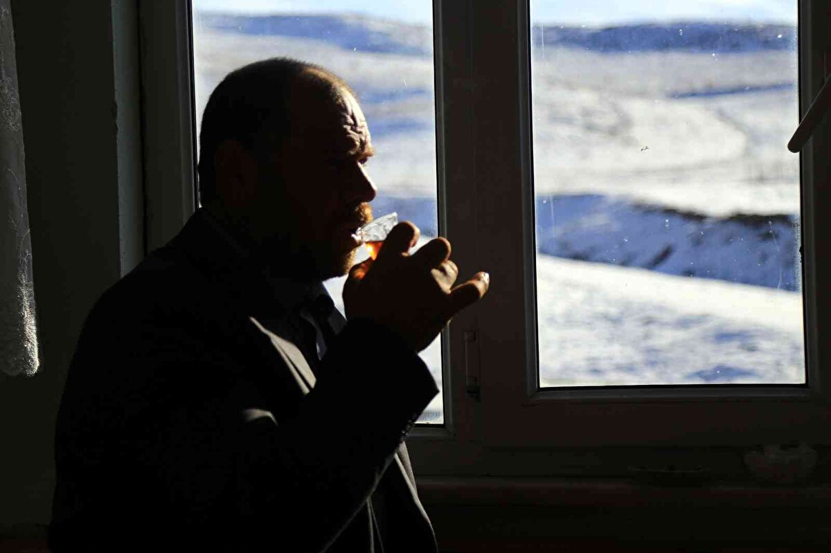 Dünyada sudan sonra en çok tüketilen içecek olan çay içmede sınır tanımayan Soydaş, yine dünyada kişi başına en çok çay tüketen ülke olan Türkiye’de en çok çay içen insanlardan birisi olarak biliniyor.<br><br>