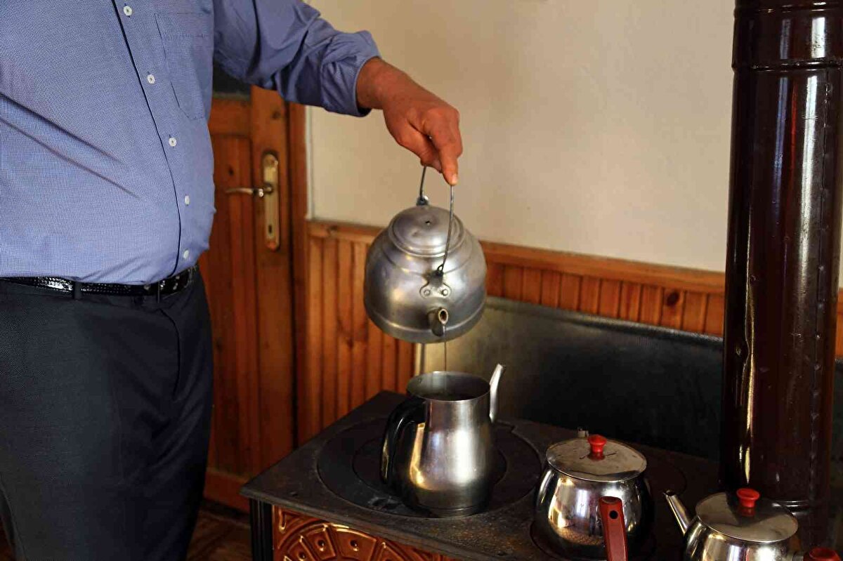 İçtiği çayları bardak olarak saymayan fakat demlik hesabı yapan Soydaş, bugüne kadar 7,5 saat aralıksız çay içtiği günler olduğunu ve çayı yalnızca Erzurum şekeriyle kıtlama şeker kullanarak içtiğini söyledi.<br><br>