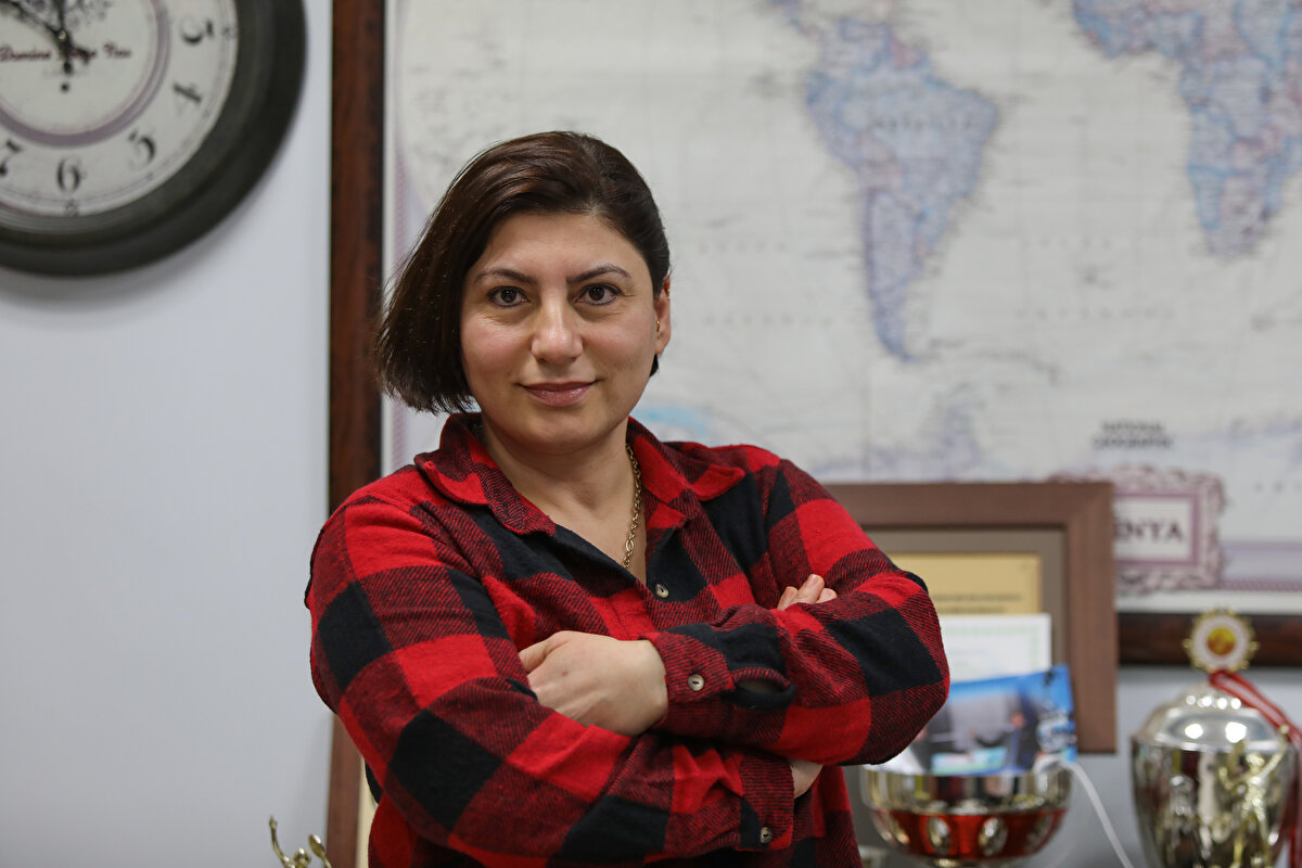 İlk zamanlar kedi ve köpeklerden biraz korktuğunu anlatan Kula, "Artık onları çok seviyorum. İlla ki sizden sevgi istiyorlar. Başını veya sırtını okşadığınızda kendilerini belli ediyor. Kedi ve köpekler burada bizim mesai arkadaşlarımız. Bizim evlatlarımız gibi. Evimde 2 kedi var. İmkanım olsa köpek de alırım.<br><br>