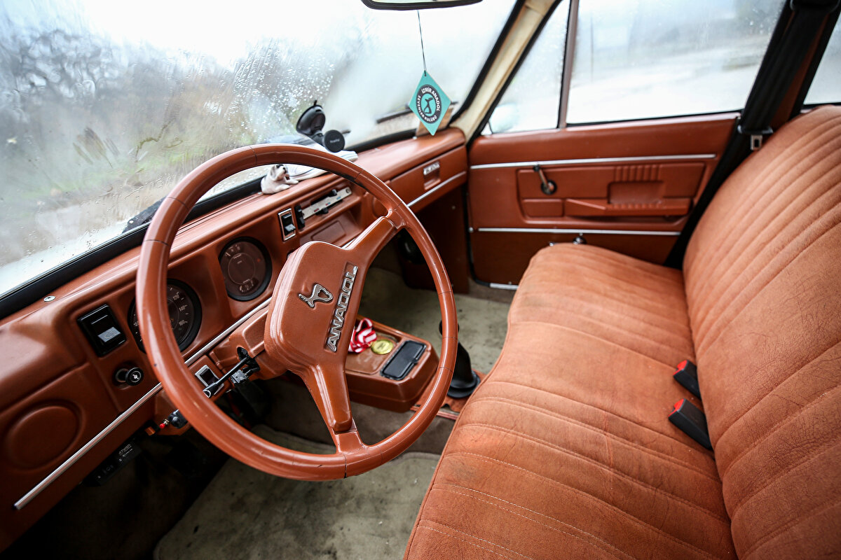 'Yanına bir tane daha alalım' dedik, yeşil olsun, beyaz olsun, tek kapı olsun, hadi bir kamyonet bir de steyşın derken seri böyle uzadı gitti. Toplamda 13 araçlık bir garajımız mevcut. Yarım asırlık otomobillere güncel dokunuşlar yapıyoruz. Gerek mekanik bakımları olsun gerekse üzerine yüklediğimiz teknolojik parçalar ve farklılıklar olsun, bu araçları adeta güncel araçlarla yarıştırıyoruz. Bunlar halen trafikte ilerleyebilecek düzeyde. Zaten araçlarımız muayenelerin hepsinden eksiksiz bir şekilde geçiyor ve bu araçları trafikte aktif olarak kullanabiliyoruz."<br><br>