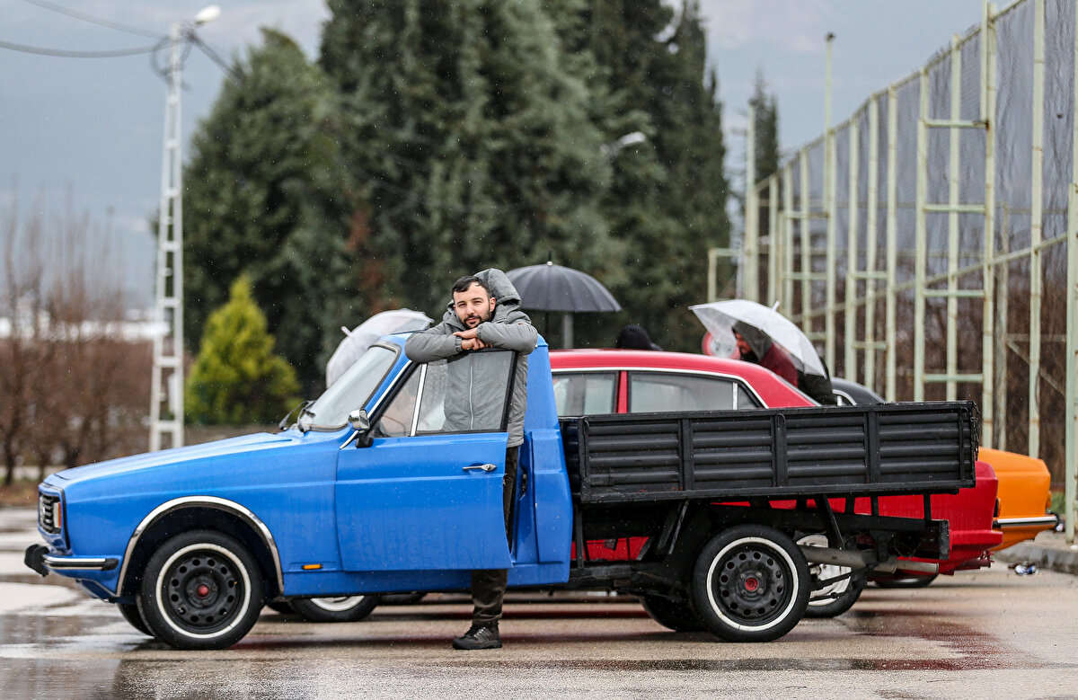 Alım şartlarını, ödemelerini kendine uydurarak bu şekilde bir serüvenin başladığını dile getiren Altunbaş, "Eve geldiğinde şoförlüğü de çok iyi olmadığı için kapalı bir garaj yapıyor ve araç uzun süre garajda kalıyor. Almanya'daki kızına da mektup yazıyor, 'Kızım ehliyetimi aldım, inşallah araba kullanmayı da öğreneceğim' diye" ifadesini kullandı.<br><br>