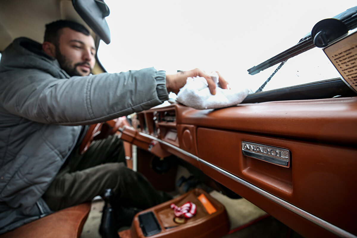 Araçlara güncel donanımlar eklediklerini dile getiren Altunbaş, şunları kaydetti:<br><br>"Ben aracımı günümüz şartlarına uyarlamak için 'Neden bu araba kendi kendine yürümesin, neden otomatik olmasın?' diyerek günümüz şartlarına uyarladım. Otomatik bagaj açma ve kapama özelliği, otomatik cam, uzaktan kumanda ve telefonla ya da internet bağlantısıyla aracı uzaktan çalıştırma özelliği koydum. Bu durumu biraz daha geliştirerek aracı kumanda ile bir yere gönderebilme ve elektrikli araçlarda bulunan otonom sistemlerini dahil etmek istiyorum."