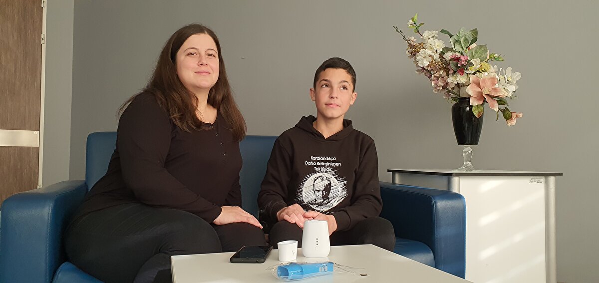 Astım, Kronik Obstrüktif Akciğer Hastalığı (KOAH), kistik fibrozis, bronşektazi, hatta Kovid sonrası solunum sıkıntısı çeken ve sayısı belki yüzbinleri bulan pekçok hastanın, akciğer fonkisyonlarının takibi için sık sık hastanede solunum testine gitmesi gerekiyor. Türk tasarımcı ve mühendislerin geliştirdiği SpiroHome ile hasta, kendi evinin salonunda otururken bile hastane ile aynı standartta bu testi birkaç saniye içinde yapabiliyor.<br><br>