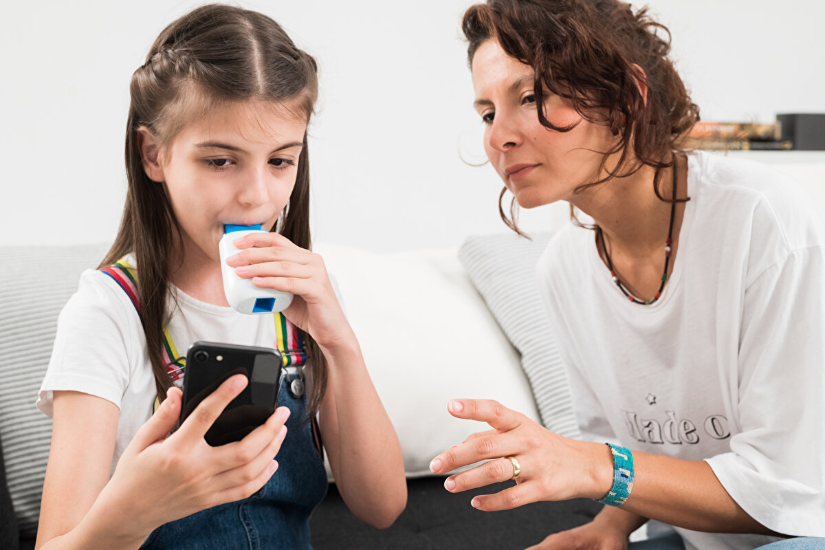 Cihazı geliştirirken asıl odaklandıkları şeyin, en hassas ölçüm yöntemi olan “ultrasonik hava ölçüm tekniğini ev ortamına taşımakö olduğunu belirten Öztürk, cihazın da bu özelliği sayesinde dünyada ses getirdiğini söyledi ve ekledi: "Ultrasonik hava ölçüm tekniğini evde kullanılabilir hale getirdik. Bunu da mobil uygulama ile entegre şekilde sunduk ki, mobil uygulama adeta (hastanede bu test yapıldığı sırada hastayı yönlendiren) hemşirenin yerini almış durumda. Hastayı, testi en doğru şekilde yapması için adım adım yönlendiriyor. Ultrasonik hava ölçüm yöntemini evde tipi bir spirometrede kullanan dünyadaki ilk firma olduk. Artık evde sağlık, sağlık sistemlerinin normal bir aşaması olacak. Farklı ülkelerde karşılıklarını gördük, geri ödeme sistemlerine dahil ediliyor bu cihazlar. Avustralya'da biz zaten bunun öncülerinden birisi olduk. Ülkemizde e-Nabız'a entegrasyonu konusundaki çalışmalarımız da devam ediyor. Önümüzdeki yıl Sağlık Bakanlığımız’ın da izinleri çerçevesinde, hastaların test verilerini e-Nabız sistemine dahil etmek istiyoruz. Bu konuda da ülkemizin öncü firmalardan biri olacağız."<br><br>