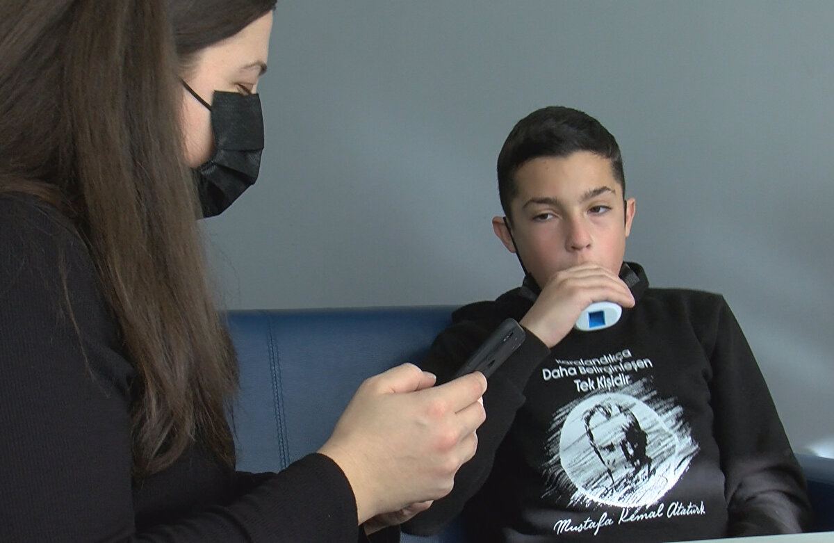 Cihazı 5 yıllık bir ar-ge çalışması ile geliştirdiklerini anlatan InoFab Health Kurucu Ortağı Merthan Öztürk, kronik solunum yolu hastalıklarının yönetiminde dijital sağlık teknolojilerinin hayati öneme sahip olduğunu belirterek yerli imkanlarla geliştirdikleri cihazın dünyada da çok ses getirdiğini söyledi. Öztürk, "Şimdiye dek 52 ülkeye ulaştırdık. 20 ülkede farklı distribütörlerimiz var. Avustralya, İspanya, İngiltere, Almanya gibi ülkeler bunlar. Önümüzdeki yıldan itibaren ABD, Kanada marketlerinde de büyümeyi hedefliyoruz. SpiroHome, kronik solunum yolu hastalıkları olan astım KOAH, kistik fibrozis, post-Kovid’e bağlı kronik solunum yolu hastalıklarında, teşhis ve tedavi takibi süreçlerine hitap ediyor. Akciğerin tansiyon aleti gibi düşünebiliriz. Bluetooth özelliği olan cihaz, mobil uygulama ile entegre çalışarak hastanın evde solunum testlerini yapabilmesine (ve bunların cep telefonuna kaydedilmesine) imkan tanıyor" dedi.<br><br>