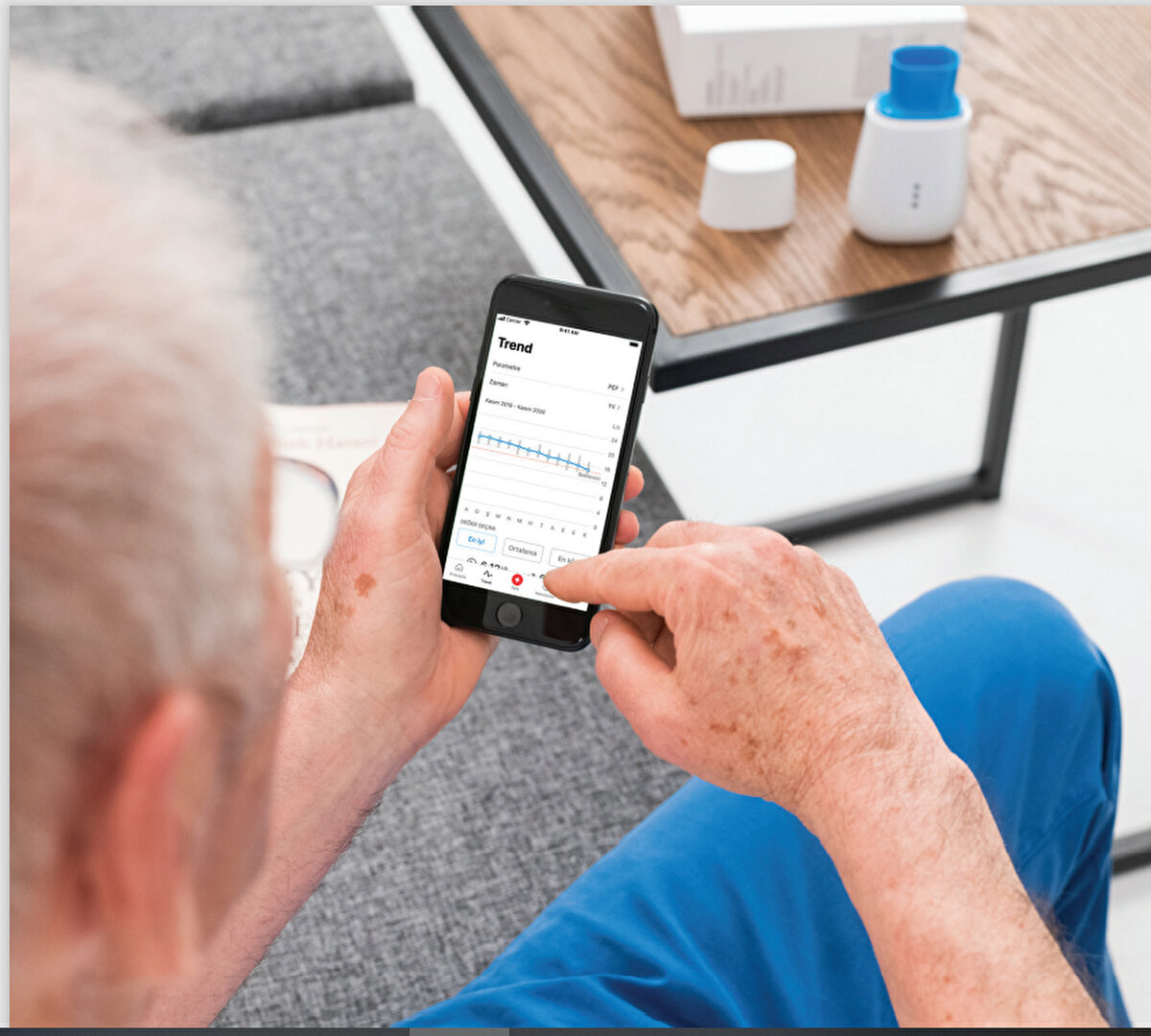 Kistik Fibrozis hastalarının uzaktan takibinin, hastalığın seyri ve hasta hayatını ne ölçüde etkilediğine yönelik klinik bir çalışma yürüttüklerini söyleyen Marmara Üniversitesi Eğitim ve Araştırma Hastanesi Çocuk Göğüs Hastalıkları Uzmanı Prof. Dr. Bülent Karadağ, kronik akciğer hastalıklarının teşhisi ve daha sonra da hastaların takibinde solunum fonksiyon testinin çok önemli olduğunu vurgulayarak "Hastalarımızın solunum fonksiyon testleri için sık sık hastaneye gelmeleri gerekiyordu. Ama çoğu, ağır kronik hasta olduğu için hastane kontrollerini aksatıyordu. Belki aylar sonra bize geldiklerinde ise hastalıkları çok ilerlemiş oluyordu. Böyle olunca bazen hastaneye yatırmamız gerekiyor ya da daha ağır tedavilere başlamak zorunda kalıyoruz. Şimdi, bu cihaz ve ona entegre uygulaması sayesinde, kistik fibrozis hastalarımızı evden izleyebiliyoruz, gerektiğinde hastaneye çağırıyor, gerektiğinde ise tedavilerini uzaktan yönlendirebiliyoruz" dedi.<br><br>