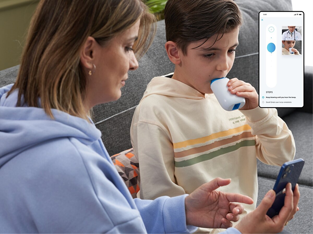 Hastaların, evdeki solunum fonksiyon testlerinin kendi açılarından çok değerli olduğunu da vurgulayan Prof. Dr. Karadağ, “Hastaların solunum fonksiyon değerlerini takip ederek durumları hakkında fikir sahibi oluyoruz. Onları, gerekli olduğu zaman hastaneye çağırıyoruz. Gerektiğinde tedavilerini değiştirmemiz mümkün olabiliyor diye konuştu. Çocuklardaki sürekli takip gerektiren kronik solunum yolu hastalıklarının başında astım ve kistik fibrozis hastalığının geldiğini belirten Prof. Dr. Karadağ, “Kistik fibrozis hastalarımız burada özel bir grubu oluşturuyor. Bizim kliniğimizde 350 civarında takipli hastamız var. Türkiye genelinde ise yaklaşık 3 bin 500 civarı hasta var. Bunların çok yakın takibi gerekiyor. Ayrıca kistik fibrozis dışı bronşektazi dediğimiz akciğerinde hasar gelişen çocuklar da var, 30 bin-5 bin civarında onların da sayısı. Ayrıca başka birçok kronik akciğer hastalığı, primer siliyer diskinezi, doğuştan gelen diğer akciğer hastalıklarını da eklersek; bir de erişkinlerdeki KOAH, astım, Kovid geçiren ya da Kovid şüphesi olanlar vs derken oldukça büyük bir hasta grubunu ilgilendiriyor solunum fonksiyon testi. Özellikle Kovid geçiren hastaların uzun dönem solunum takiplerinde evden yapılacak solunum fonksiyon testleri çok değerli" dedi.<br><br>