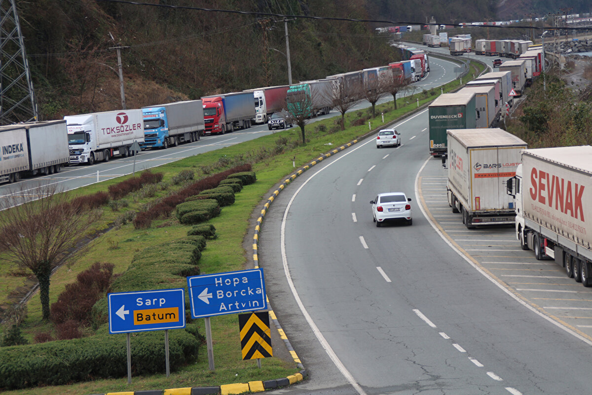 Türkiye'nin Gürcistan üzerinden Kafkaslara açılan Artvin'deki Sarp Sınır Kapısı'nda ihracattaki artış ile uluslararası taşımacılık yapılan TIR'lar, Türk tarafında 29 kilometrelik kuyruk oluşturdu.<br>