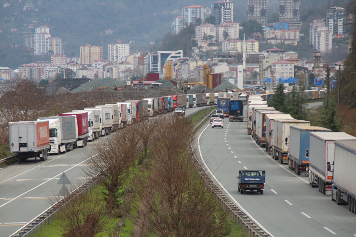 TIR şoförü Yücel Seçer de “Şu anda yıl sonu olduğu için ihracat çok fazla, bu yüzden de kapıda yoğunluk oluşuyor. Yetkililerden çözüm bekliyoruz” diye konuştu.<br><br>