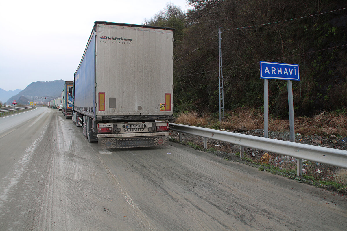 Hopa Ticaret ve Sanayi Odası Başkanı Osman Akyürek, son dönemde ihracatın artışıyla sınır kapılarında da yoğunluğun arttığını söyleyerek, “Türkgözü Sınır Kapısı’nın inşaat nedeniyle kapalı olması sonucu oraya giden araçlar da Sarp Sınır Kapısı’na yönelince yoğunluk daha da arttı. Gürcistan tarafında işlem yapılan peron sayısının düşük tutulması da yoğunluğa sebep olmuştur. Türkiye tarafından çok yoğun bir şekilde küçük araba çıkışıyla beraber Gürcistan tarafından da hem küçük araba hem de yaya girişi yoğunluğu yaşanıyor. Eğer Gürcistan tarafında 5 veya 6 peron sürekli açık kalırsa Türkgözü Sınır Kapısı’nın açılmasıyla da yaşanan TIR yoğunluğu paylaşılırsa bu kuyruklar azalacaktır” dedi.