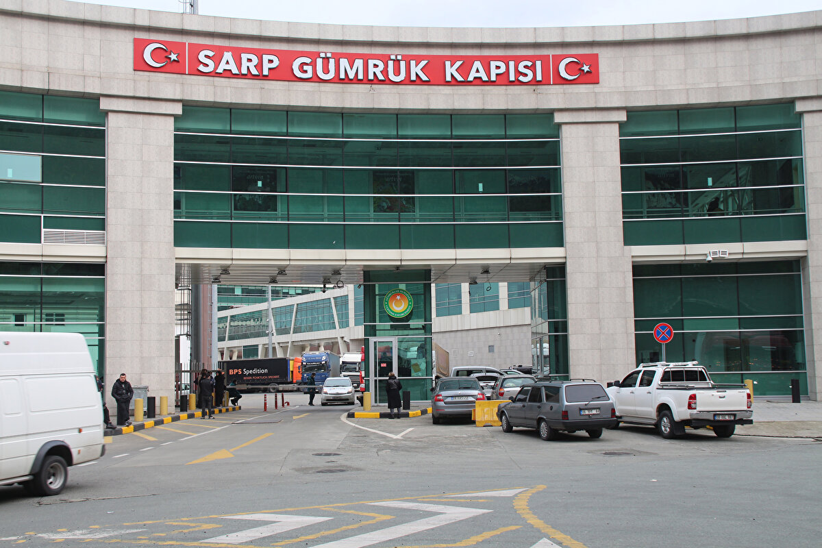 Almanya’dan gelip, gezmek için Gürcistan’a gittiğini söyleyen Hayri Özyetim ise “Türkiye’yi gezdim, biraz da Gürcistan’ı gezmek istedim. 2 saattir bekliyorum. Niye beklediğimizi de bilmiyorum. TIR’larla beraber bireysel geçişlerde de büyük bir yoğunluk yaşanıyor. Özellikle Gürcistan’dan Türkiye’ye girenlerin sayısı fazla” dedi. <br><br>