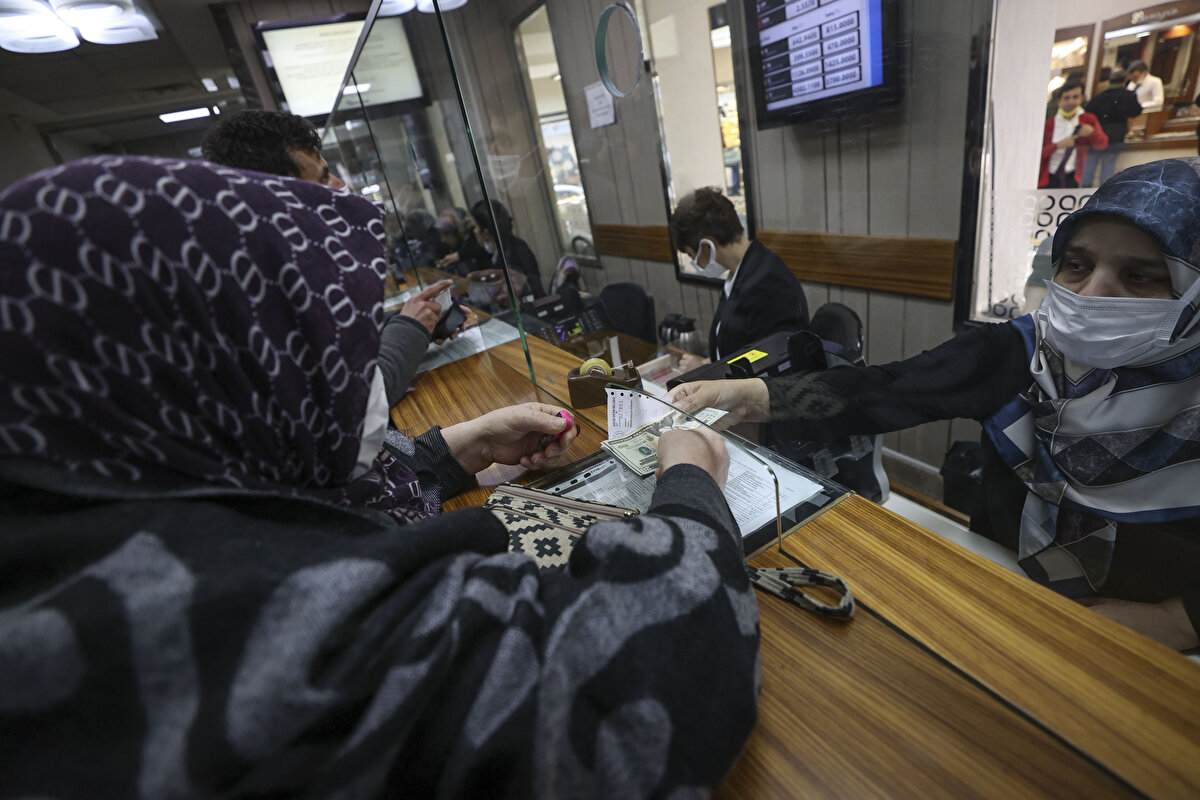 Türk Lirası, Cumhurbaşkanı Erdoğan'ın açıklamaları üzerine hızla değer kazanmaya başladı.<br><br>Bunun üzerine dün gün içerisinde 18 lirayı gören dolarTL, akşam saatlerinde 12 liraya kadar geriledi.