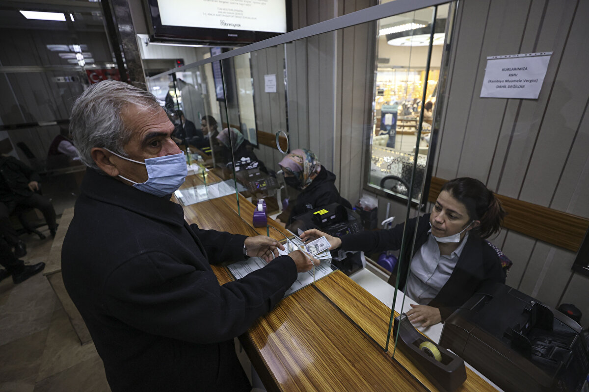 Vatandaşlar bu gelişmelerin ardından sabahın ilk saatlerinde döviz bürolarının yolunu tuttu.<br><br>Dolarlarını elden çıkarmak isteyen onlarca kişinin büro önlerinde sıra beklediği görüldü.