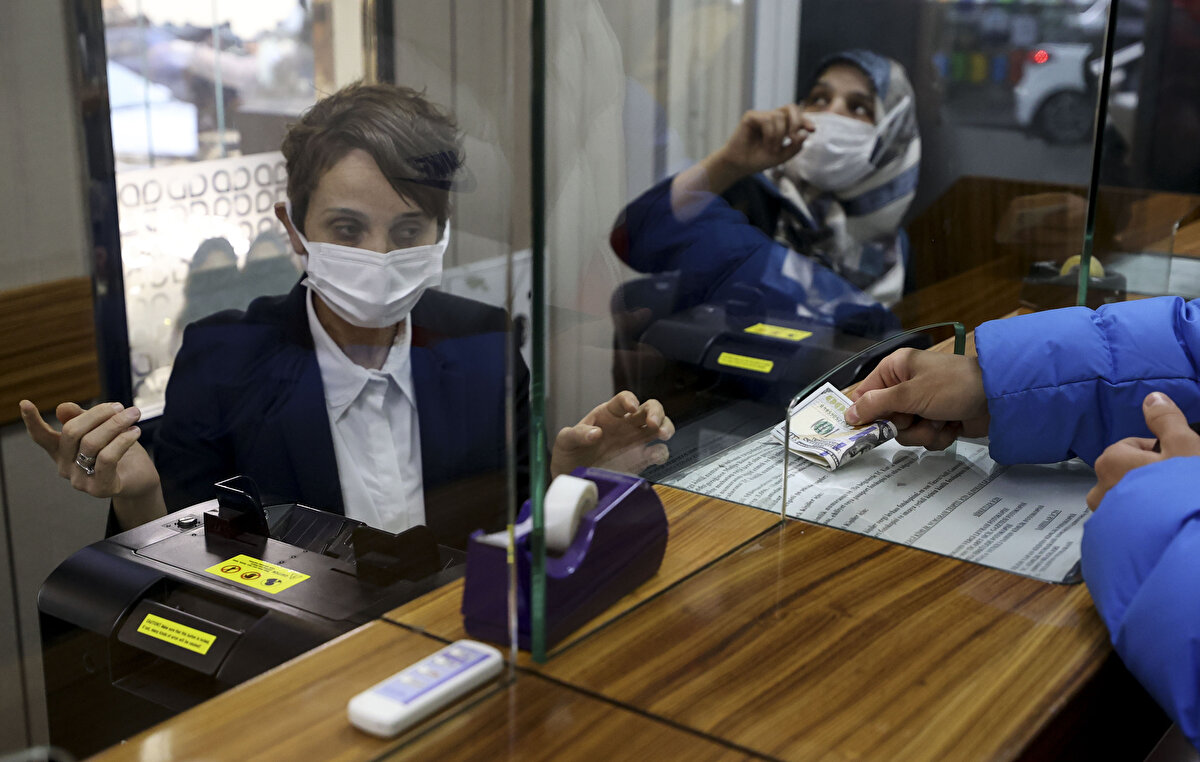 Döviz kurlarında rekor yükselişker yaşanırken, Cumhurbaşkanı Recep Tayyip Erdoğan kabine toplantısı kameraların karşısına geçerek yeni ekonomik tedbirleri açıkladı.<br><br>