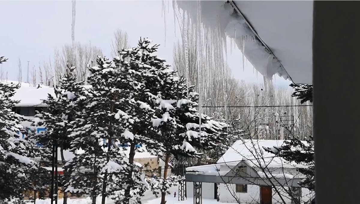 İmranlı ilçesinde ise hava sıcaklığı Meteoroloji verilerine göre sıfırın altında 26,6 derece olarak ölçüldü. 23 Aralık itibarıyla İmranlı, Türkiye'nin en soğuk yeri oldu.İlçeden doğan ve bin 355 kilometreyle Türkiye'nin en uzun nehri olan Kızılırmak Nehri de dondu. Sivas'tan doğup, Karadeniz'e dökülen Kızılırmak'ın Esenyurt Mahallesi civarındaki bölümlerinde suyun yüzeyinde buzlar oluştu.<br><br>İlçede binaların çatılarında ise buz sarkıtları oluştu. İmranlı Kaymakamlığı personeli, kış aylarında yiyecek bulmakta zorlanan sokak hayvanları için ilçenin çeşitli yerlerine mama bıraktı. İmranlılılar ise soğuk havayı sevdiklerini belirterek, kar yağışının ilçeye yakıştığını söyledi.<br><br><br><br>