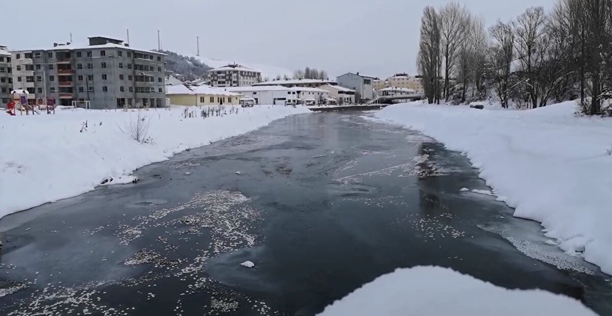 Sivas’ta aralıklarla etkili olan kar yağışı, yerini soğuk havaya bıraktı. Birkaç gündür sıfırın altında seyreden sıcaklıklar, hayatı olumsuz etkiledi.<br><br>Hava sıcaklığının sabah saatlerinde sıfırın altında 14 derece olarak ölçüldüğü kentte, Karşıyaka Mahallesi yakınlarındaki Serpincik Göleti'nin yüzeyi tamamen buz tuttu.