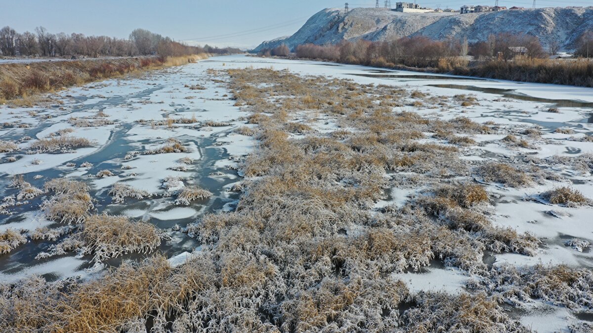 Yine sıfırın altında olmak üzere sıcaklık, Sivas Nuri Demirağ Havalimanı mevkisinde 22,1, Kangal ilçesinde 20,1, Hafik ilçesi Derince köyünde 19,8, Suşehri Geminbeli Geçidi'nde 19,1 ve Zara ilçesinde 18,5 ölçüldü.<br><br>