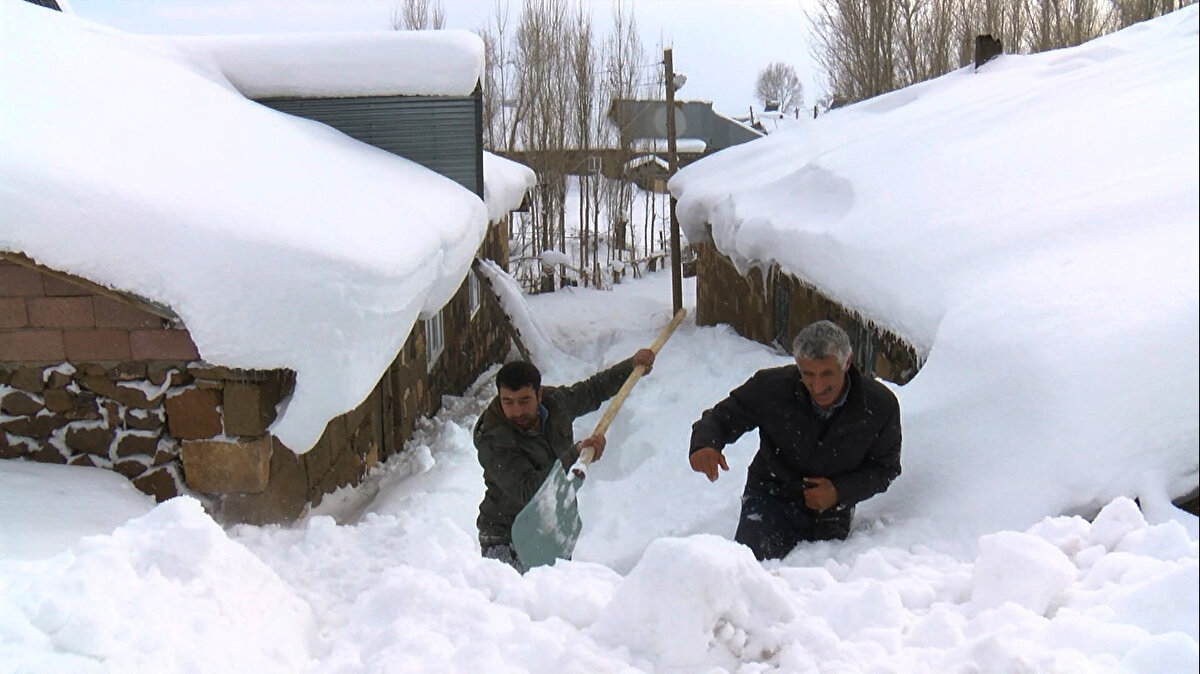 65 yaşındaki köy sakinlerinden Salih Özçelik ise Aralık ayında çok fazla kar yağdığını ifade ederek, “Sabah kapıları temizliyoruz akşam yine aynı kar yağıyor. Allah devletimizin eksikliğini vermesin. Yolumuz şu anda açık durumda. Yolumuz açılmasa evden çıkamıyoruz. Orta mahallemizde tüneller oluşmuş durumda. Tünellerin içinden gidip geliyoruz” diye konuştu.<br>