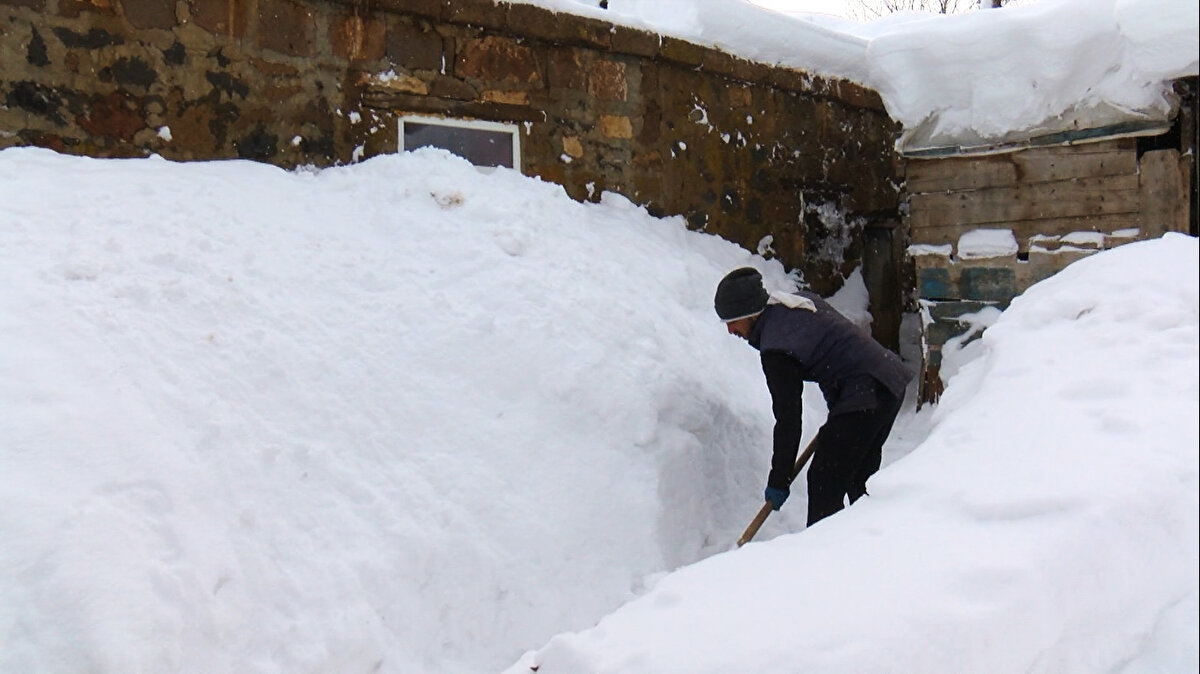 Kar kalınlığının müstakil evlerin çatı katına kadar yükseldiği köyde, ilginç görüntüler ortaya çıktı. Kapı ve penceresi kardan kapanan evlerin girişleri, kardan tünellere dönüştü.<br>