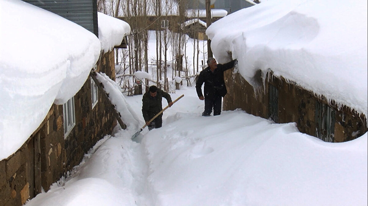 Evlerin, araçların ve traktörlerin kar altında kaldığı köyde, kapı önlerine asılan çamaşırlar da soğuk havanın etkisiyle donuyor. Geçimlerini besicilikle sağlayan vatandaşlar ise günde iki defa hayvanlarını kar üzerinde güçlükle besliyor.<br>