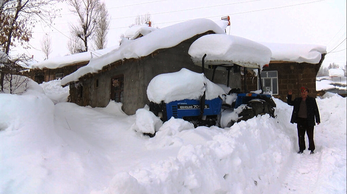Dam ve çatılarda kar temizleme çalışması yapan vatandaşlar, her sabah aynı kar manzarasıyla karşılaşıyor.<br>